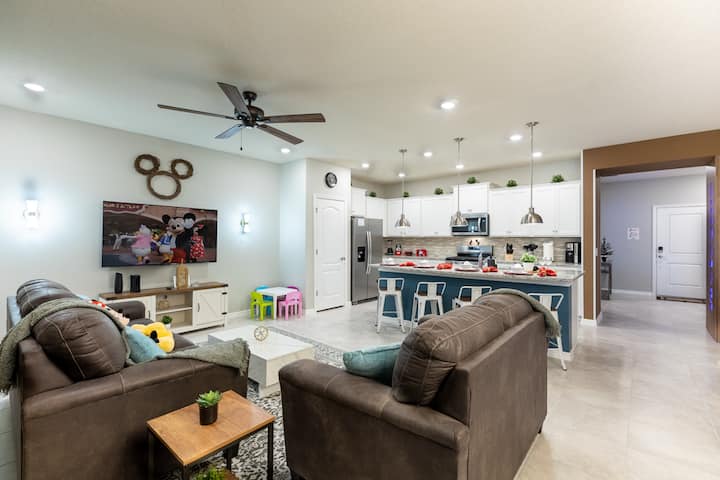 En esta área de concepto abierto encontrarás una cocina, sala de estar y comedor. Nuestra cocina está totalmente equipada. En la sala de estar verás un televisor, dos sofás, ventilador de techo. Y también está el comedor con una mesa, sillas y luz de techo.