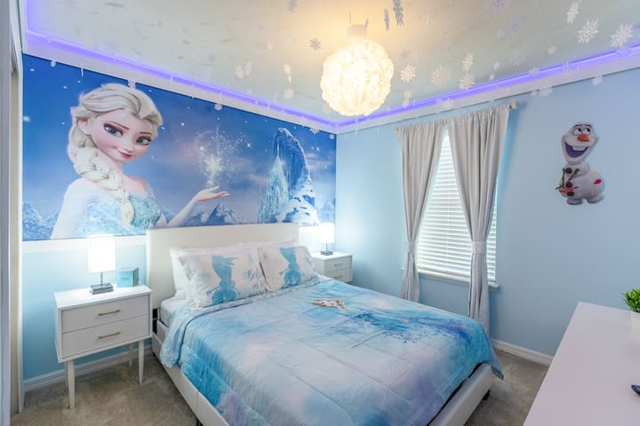 Este es el dormitorio más frío de la casa, donde tendrás experiencias increíbles con el muñeco de nieve más divertido de la historia. Decoración mágica de luces LED. El dormitorio tiene una cama tamaño queen, mesitas de noche, vestidor, armario, luz de techo, TV y baño privado.
