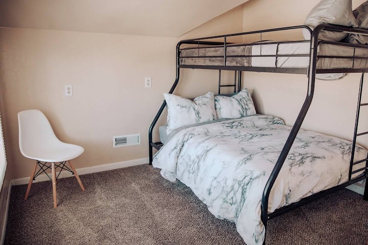 غرفة النوم الخامسة. 