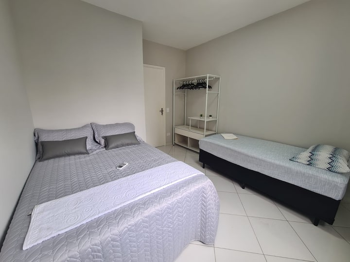 غرفة النوم 1 - سرير مزدوج جديد + سرير فردي مع مرتبة زنبركية - خزانة ( مع مكيف هواء) 