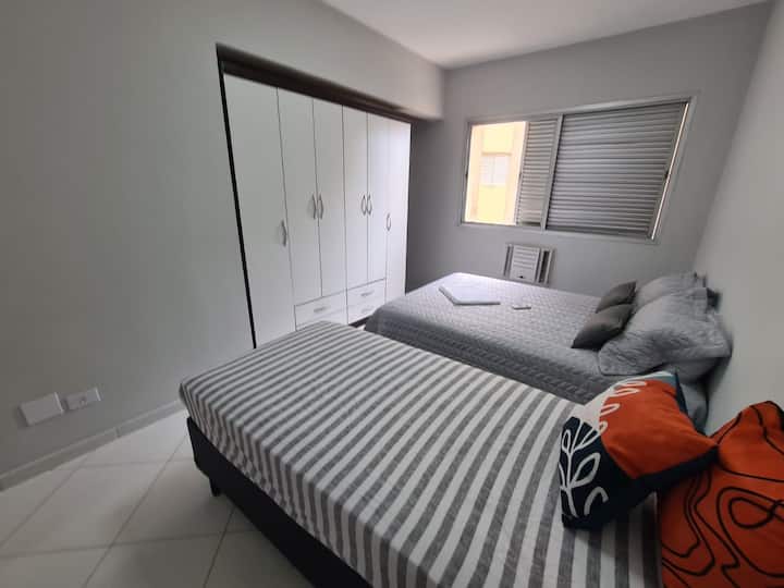 غرفة النوم 2 - مكيف هواء وسرير مزدوج وسرير فردي ومراتب جديدة 