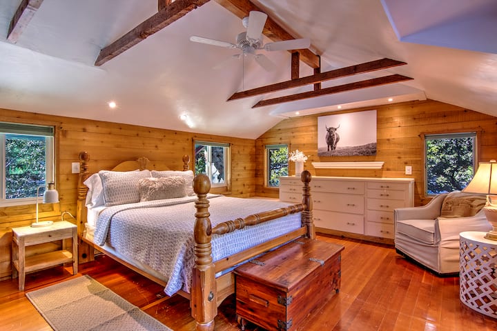 Chumba 202: Kitanda cha Malkia na bafuni ya ndani. 