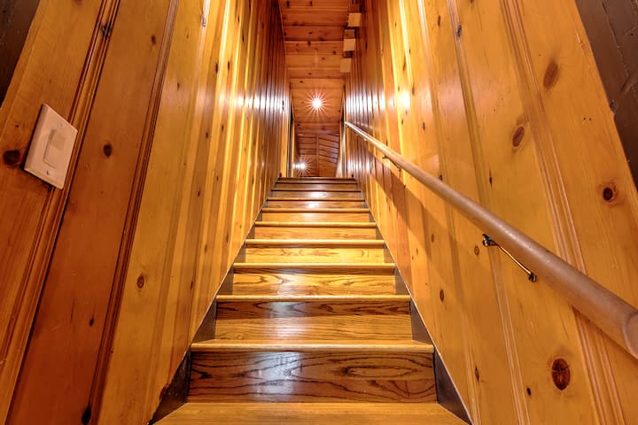 Ngazi kwa ghorofa ya tatu kwa Vyumba 201, 202 na 203. 