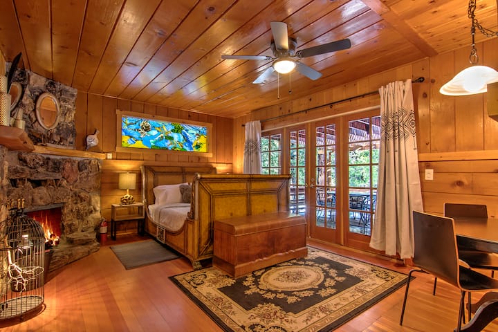 Chumba 103: Kitanda cha Malkia na Bafu ya chumbani. Sehemu ya moto inayofanya kazi. Milango inaongoza kwenye sitaha ya nje. 