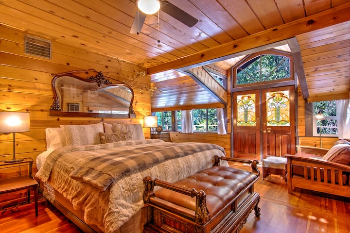 Chumba 101 - Kitanda cha Kifalme na Bafu ya Chumba cha Kulala. Ufikiaji wa sitaha ya nje kupitia milango miwili. 