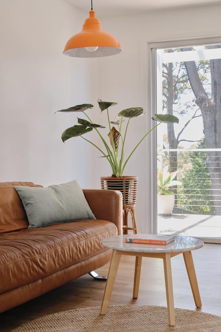 تؤدي غرفة المعيشة في الطابق السفلي 1 إلى السطح الخلفي والحديقة ، مع إطلالة على المحيط من مسافة بعيدة. يمتلئ الضوء ويطل على كل من الحدائق الأمامية والخلفية.