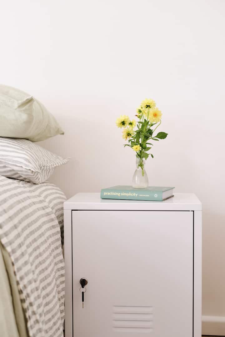 غرفة النوم الثانية في الطابق العلوي.