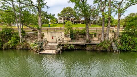 River Oaks Lodge, Riverfront, Sleeps 26, 5 Kayaks