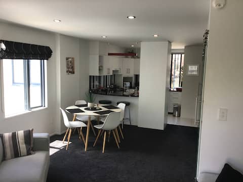 Successful Airbnb property: Modern two bedroom Apartment with Wi Fi in Banks Peninsula