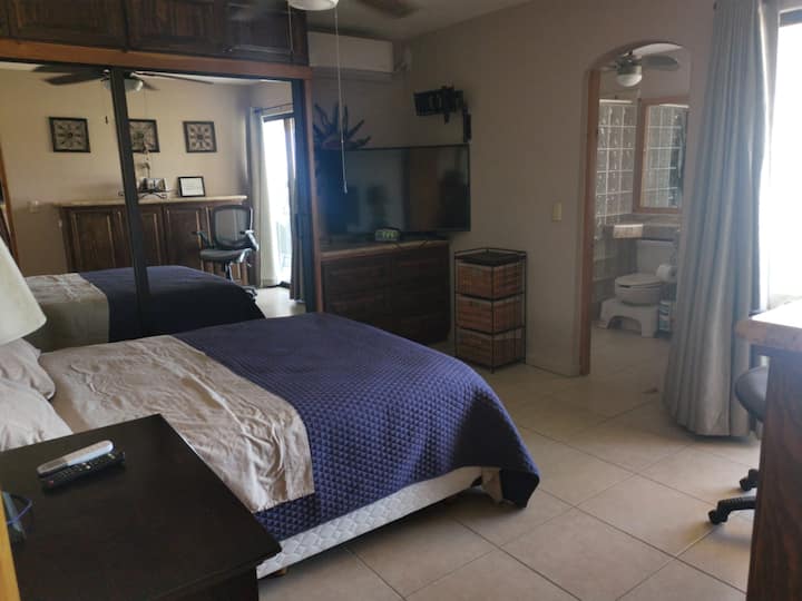 Dormitorio 1 con baño privado. Cama matrimonial.