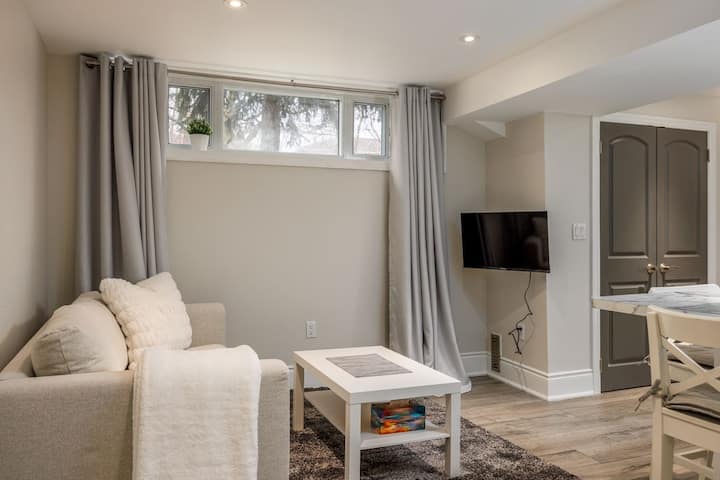 Private Suite By Subway/parking - Toronto