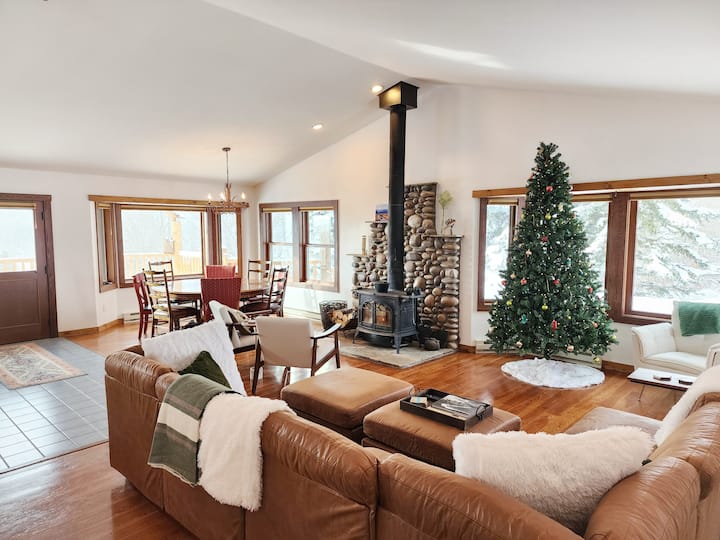 Large Mountain Cabin with Incredible Views & Hot Tub