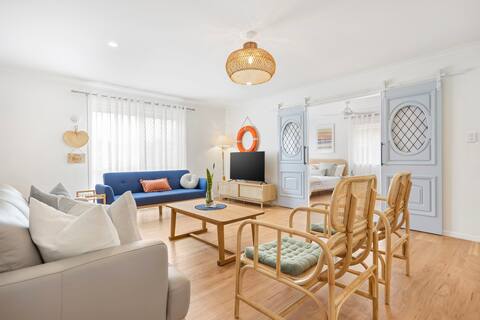 Spacious & newly fitted beach house with king bed