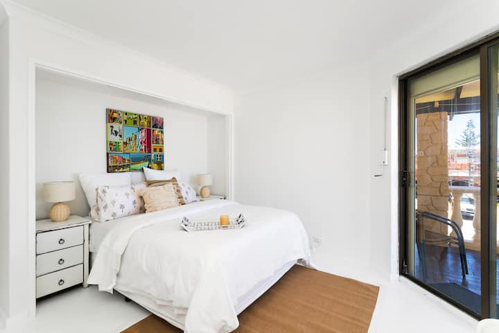 Letto matrimoniale, camera spaziosa, vista sull'acqua, vista sul balcone. Tende oscuranti.