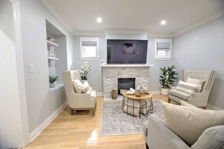 Elegant 4Bedroom with Free Parking in Albany Park