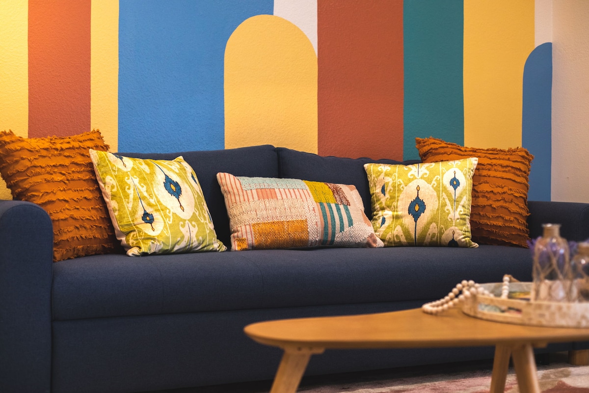 Nga afër nga muri i spikatur. Sfond i denjë për Instagram/Facebook! 