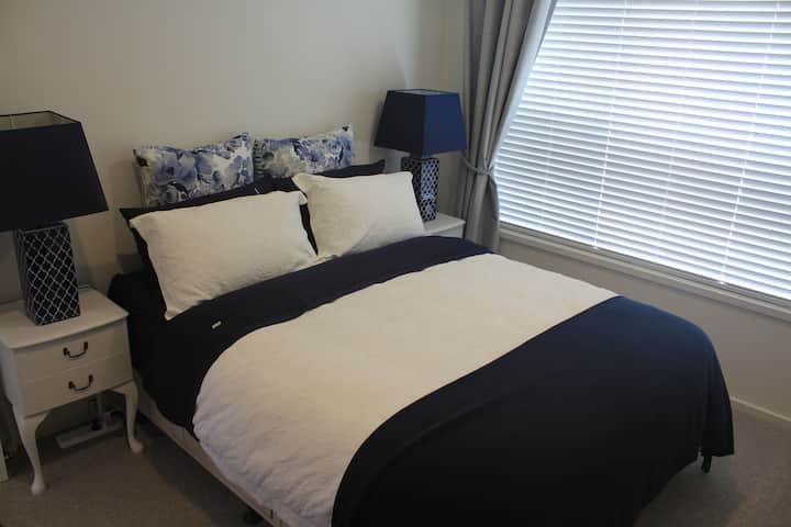 מיטת קווין סייז בחדר השינה השני.