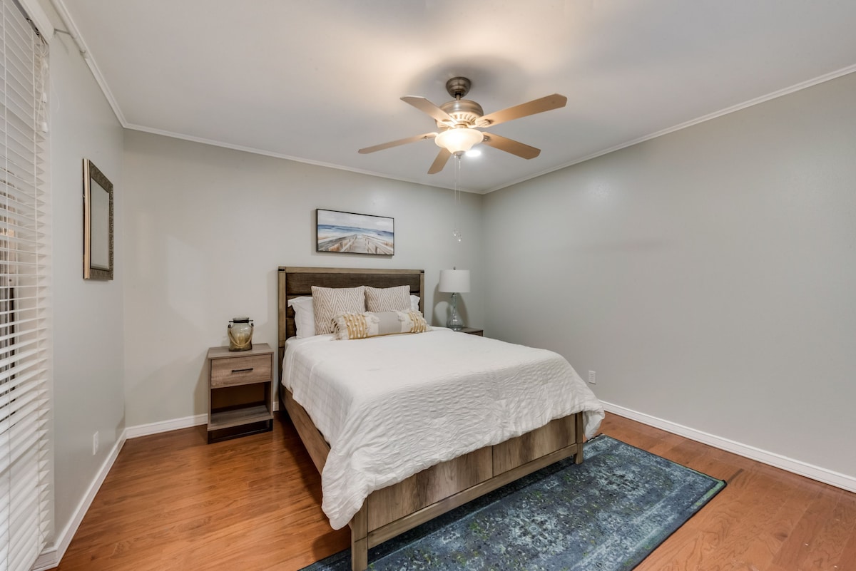 Chumba cha Kulala cha Ghorofa ya Chini na Kitanda cha Malkia