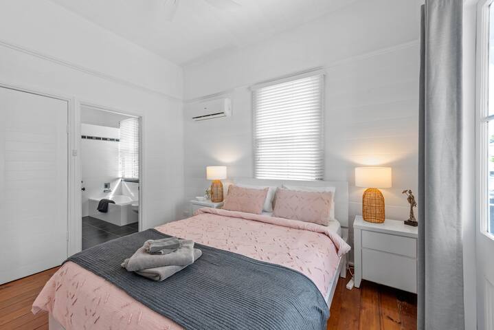 Contemporary Character! 3Bed/1.5Bath/1Car~New Farm gallery image 4