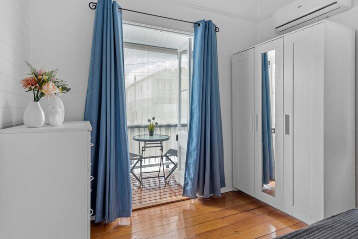 Contemporary Character! 3Bed/1.5Bath/1Car~New Farm gallery image 3