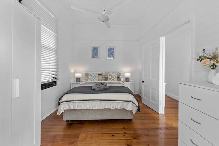 Contemporary Character! 3Bed/1.5Bath/1Car~New Farm gallery image 2