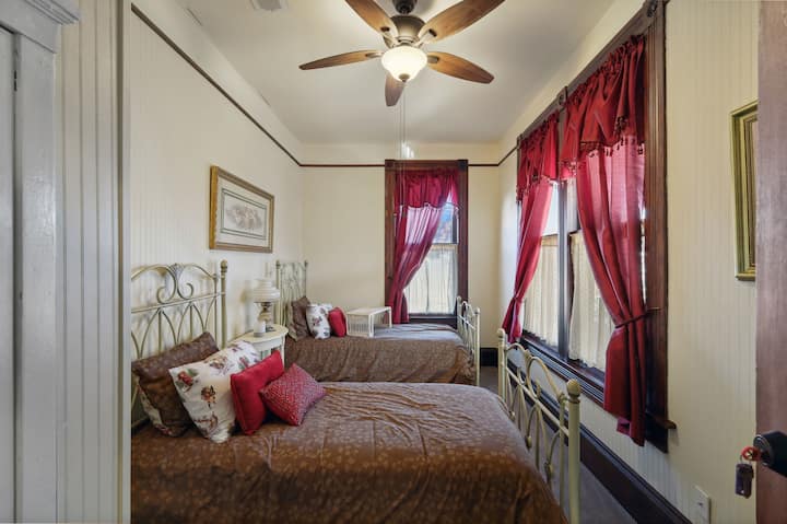 Twin room.