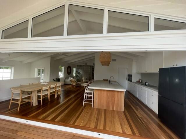 Luxury Beach House gallery image 3