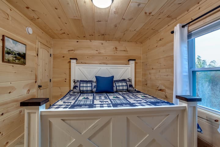 ¡Enorme dormitorio con cama tamaño king, excelentes vistas y armario de lavandería apilado!