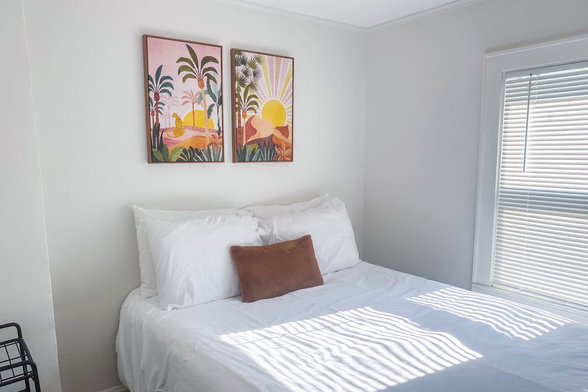 La chambre 2 sur le côté gauche du couloir comprend un lit double, une petite commode et un espace bureau.