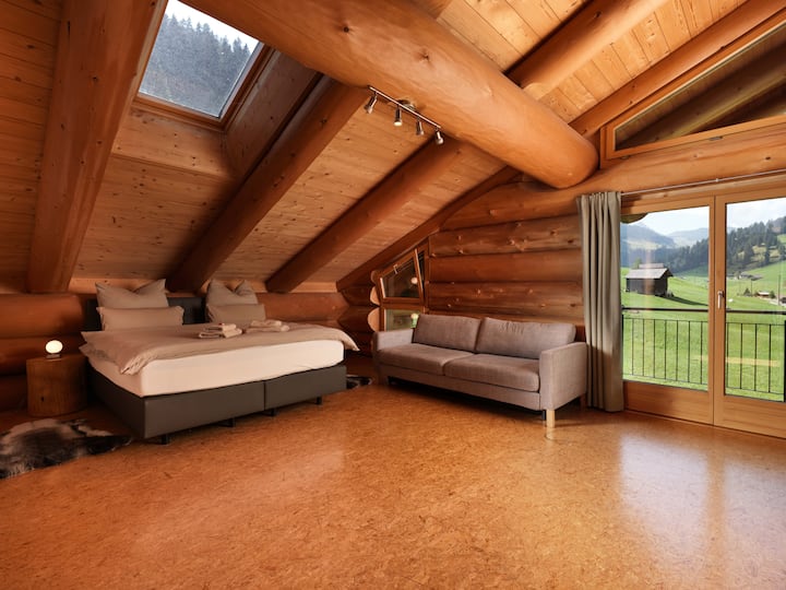 Спален рис,
с разтегателен диван и достъп до балкона 
Таванско помещение 