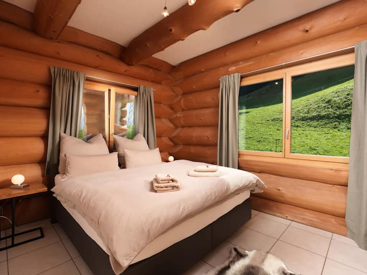 Спалня Козирог, 
На първия етаж има достъп от всекидневната 