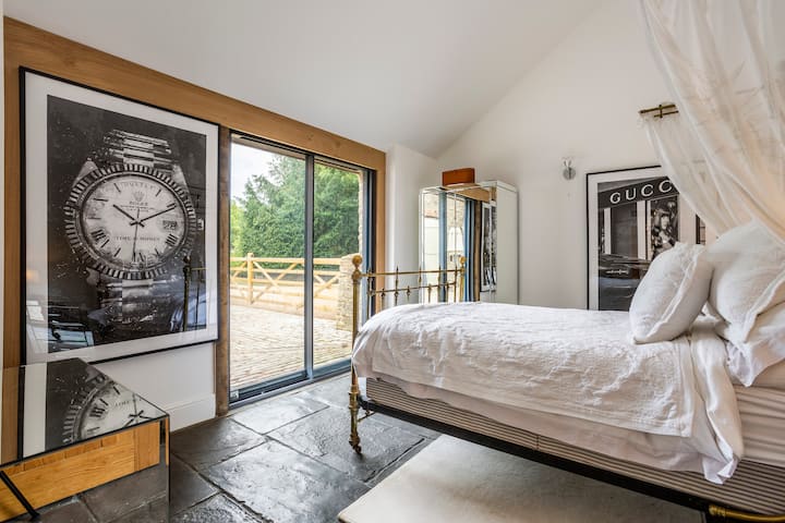 Tavan i lartë, dritare rrëshqitëse nga dyshemeja në tavan me krevat të bukur gjeorgjian me perde të bardha dhe tani perde të reja të bardha, dollapë të pasqyruar dhe sirtarë me dekor bashkëkohor.  Krevat fëmijësh i disponueshëm për foshnja.