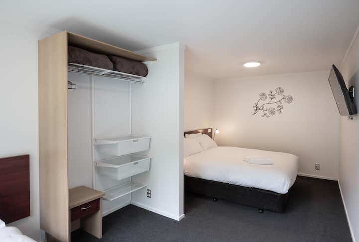 Spálňa 1: s manželskou posteľou a jednolôžkom v mestskom dome A