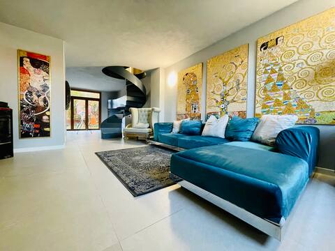 Artistic and strategic house in a 19th-century courtyard