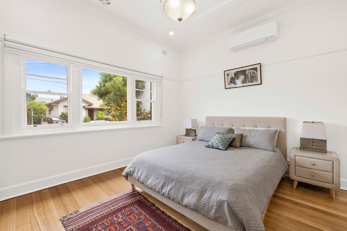 Glavna spavaća soba s ugrađenim ogrtačima i mnoštvom prirodnog svjetla