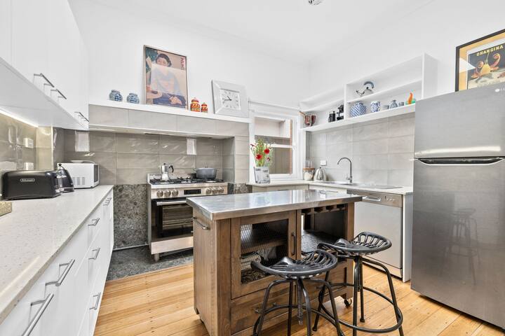 Two bedroom home with great outdoor area & parking gallery image 3