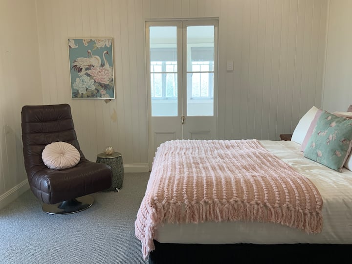 FAMENOTH - غرفة نوم الضيف (سرير حجم وسط)