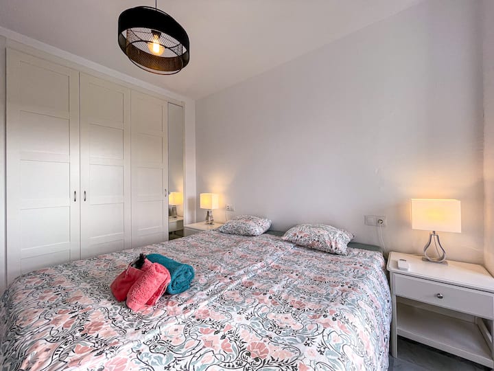 Dormitorio con mucho espacio en el armario