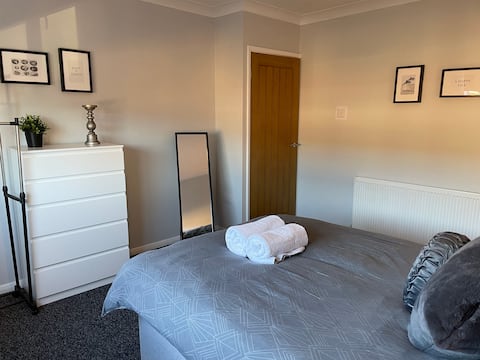 Modern 2 bed Apartment, WiFi, quiet location