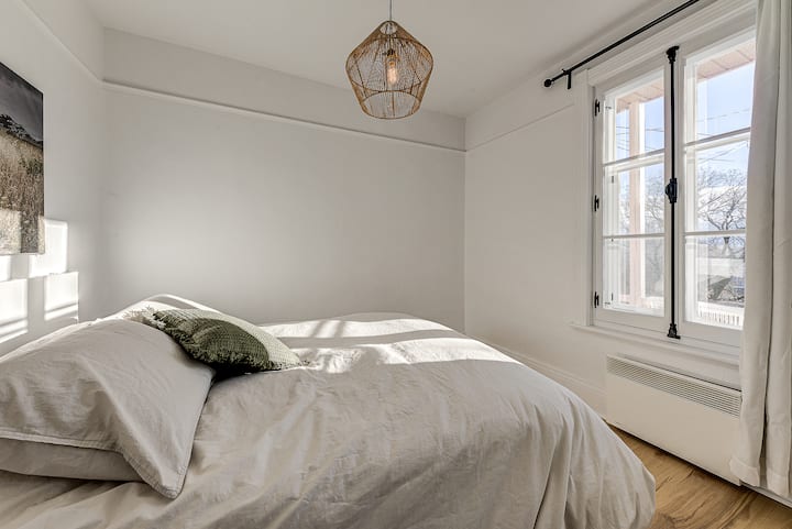 2-საძინებლიანი საწოლი 152 × 203 სმ ზომის საწოლით