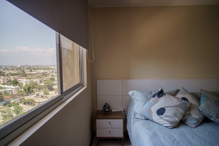 החדר הראשי המשקיף על קו הרקיע של סנטיאגו דה צ'ילה 