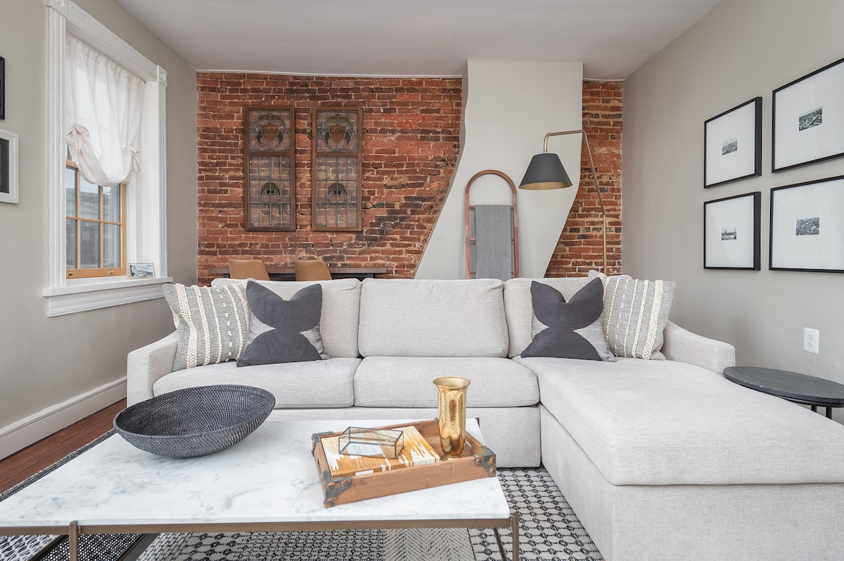 ห้องนั่งเล่นชั้นบนสุด (โซฟาควีนไซส์)