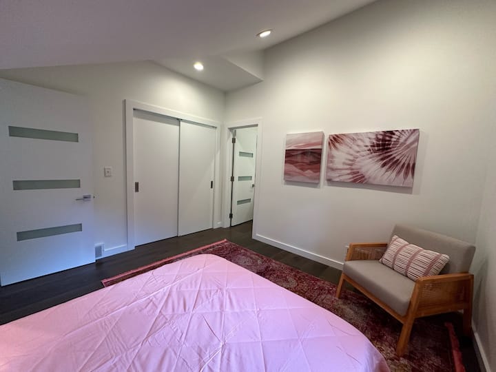 ห้องนอนชั้น 2 พร้อมห้องน้ำในตัว