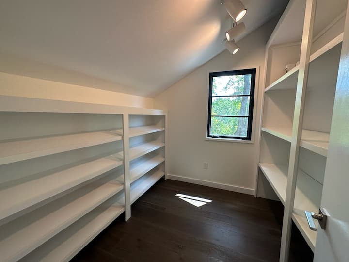 ห้องนอนใหญ่หลักพร้อมตู้เสื้อผ้าแบบวอล์คอิน