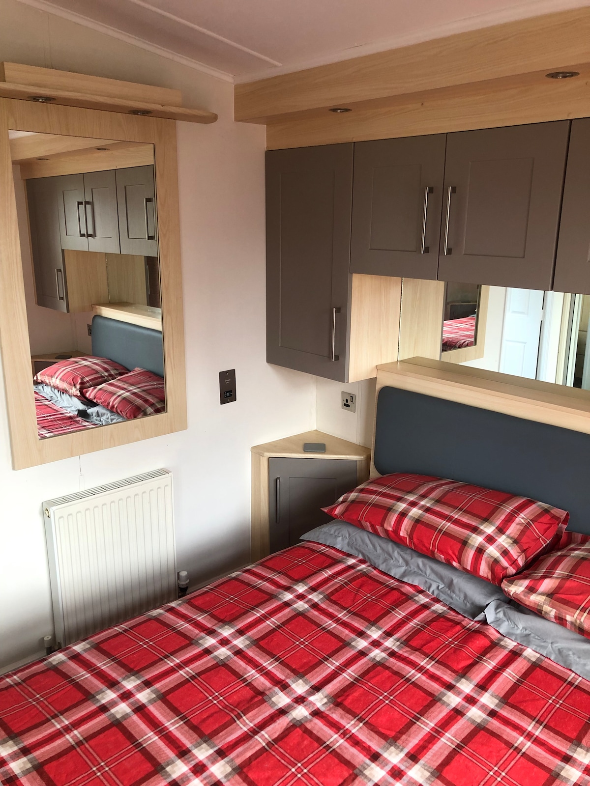 WILDLIFE HOME Distributeur De Nourriture Pour Oiseaux, Avec Bain D'oiseaux, à Suspendre, Balcon, 2 En 1, Avec Distributeur De Nourriture, Avec Support De Balcon En Métal