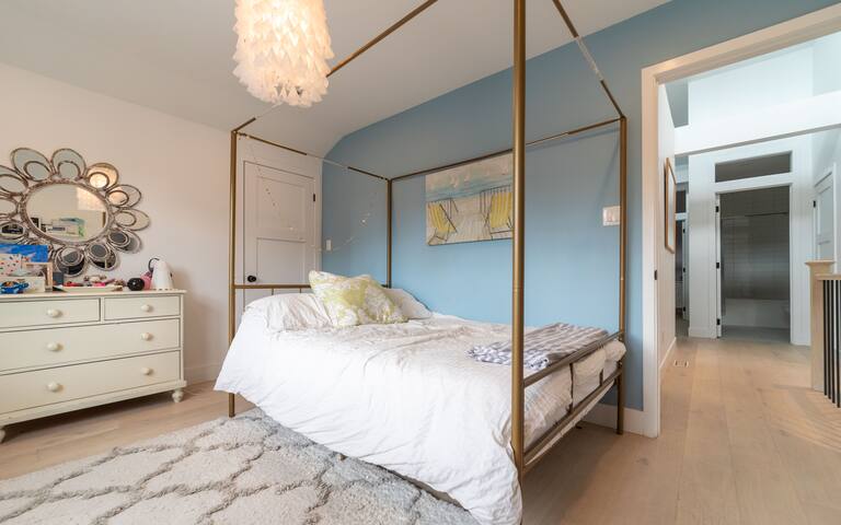 Beautiful, Renovated Beach Home gallery image 3