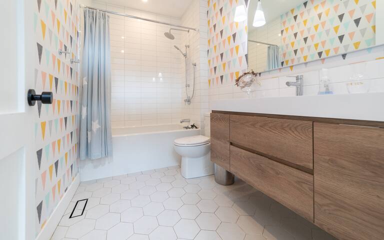 Beautiful, Renovated Beach Home gallery image 5