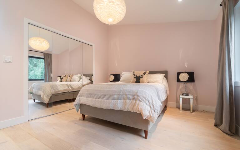 Beautiful, Renovated Beach Home gallery image 4