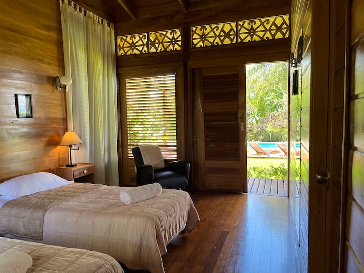 Vanity room with 2 single beds. It connects through a private bathroom with a groovy room. Ideal for families. 