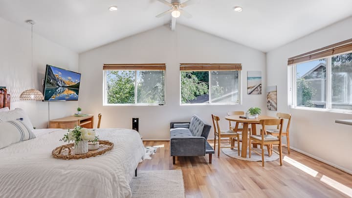 Karmen's Lake Cottage B - SeaTac, WA